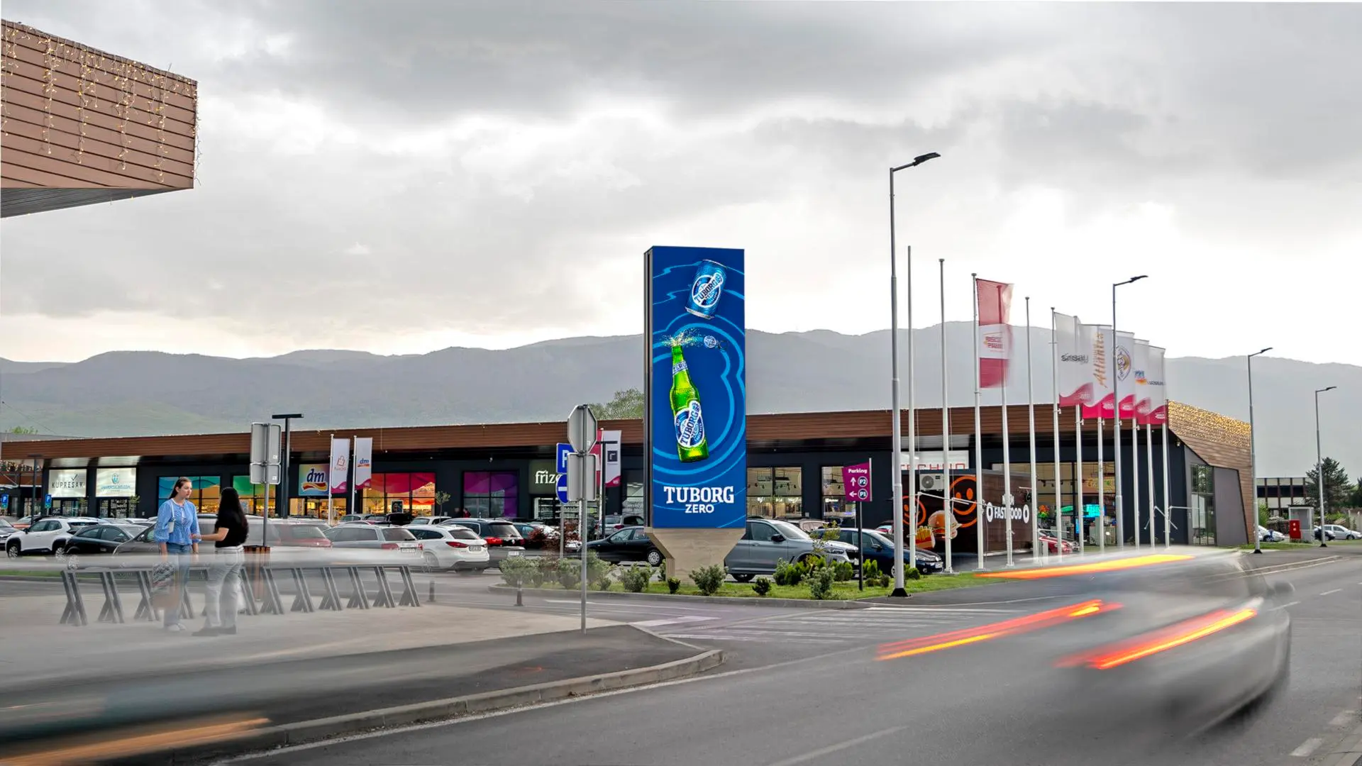 Vertikalni LED totem ispred trgovačkog centra
