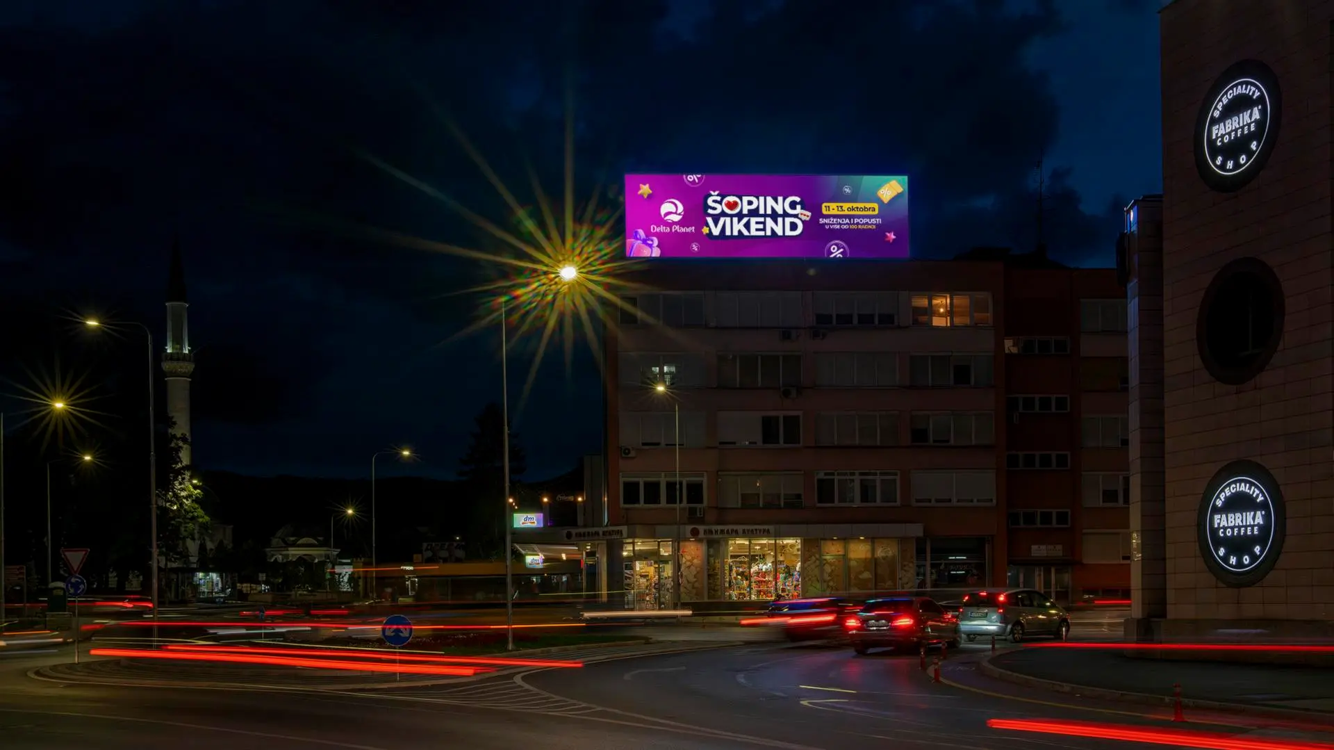 Reklamna lokacija danju i noću